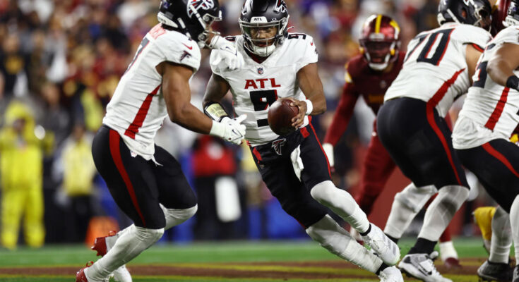 LANDOVER, MARYLAND - DECEMBER 29: Michael Penix Jr. #9 of the Atlanta Falcons hands the ball off to Bijan Robinson #7 in the first quarter against the Washington Falcons at Northwest Stadium on December 29, 2024 in Landover, Maryland. (Photo by Timothy Nwachukwu/Getty Images)