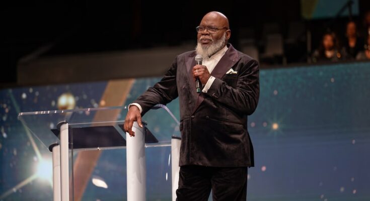 Bishop TD Jakes talks about his health during the New Year's Eve service at the conference of The...